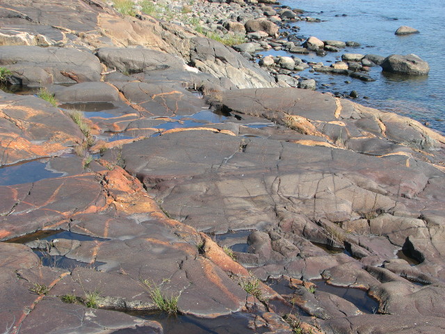 Kuva kalliosta, jossa on pieniä lammikoista